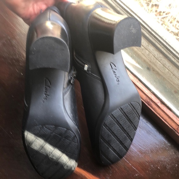 Clarks Black Leather Ankle Boot  Zip  Size 6.5 M  EUC Side Buckle Med Heel - Picture 16 of 16